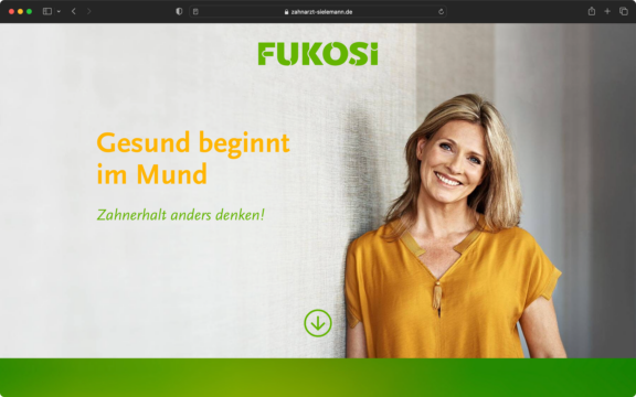 Screenshot zur Veranschaulichung des Webdesigns: Logo, Titel und Portrait begrüßen die Webseitenbesucher:innen.