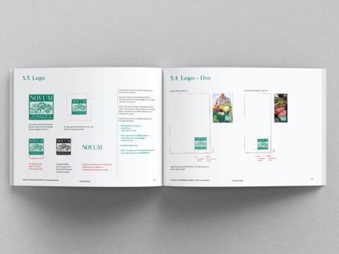 Darstellung des Corporate Design Styleguides für NOVUM: Innenseite mit Hinweisen zur Verwendung des Logos