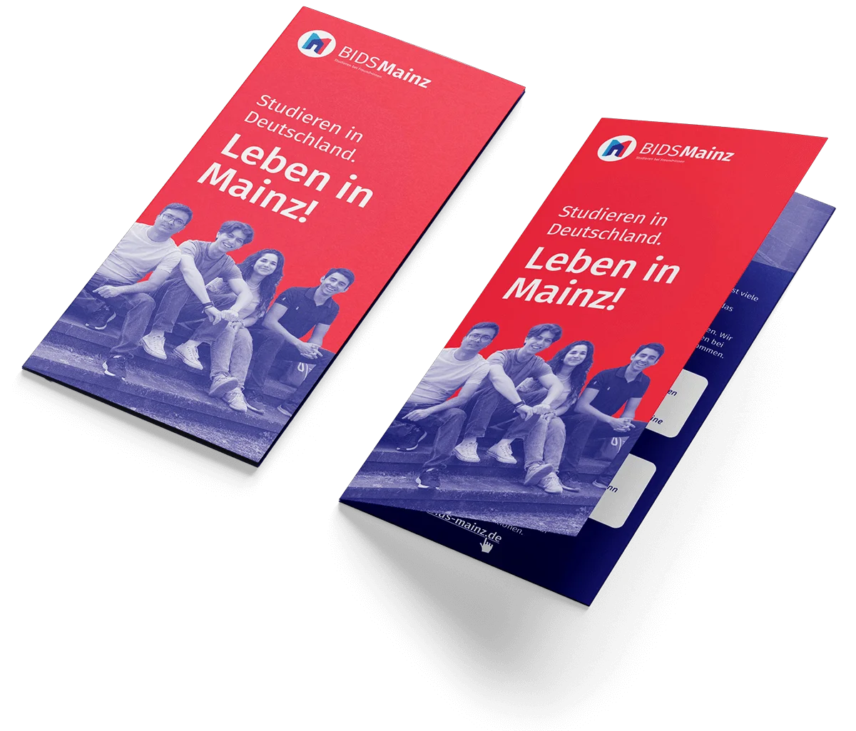 Zwei rote Flyer mit der Aufschrift Studieren in Deutschland Leben in Mainz und einem Bild von vier jungen Menschen, die auf einer Treppe sitzen.